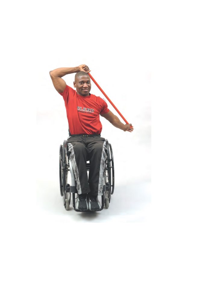 Rollstuhlfahrer trainiert mit Theraband